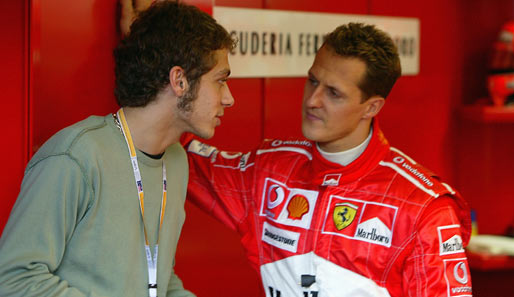 Davon träumt ganz Italien: Rossi im F1-Ferrari. Zu Testfahrten saß er bereits in der Roten Göttin und tauschte sich mit Michael Schumacher aus