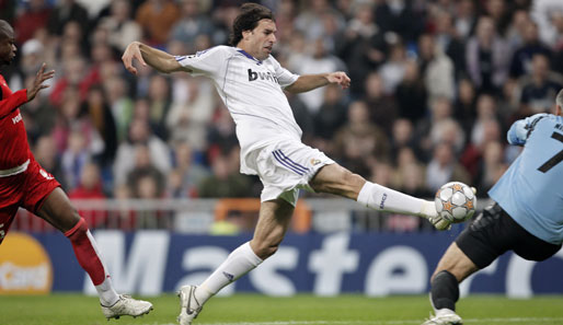 Sportlich wagte der Torjäger 2006 den Schritt in die Primera Division. Für Real Madrid erzielte er in seiner ersten Saison in 37 Spielen 25 Tore. 07/08 lief es ähnlich gut...