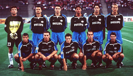 Im Juli 1998 wechselte der Angreifer (2.v.r.o.) zum niederländischen Traditionsverein PSV Eindhoven...