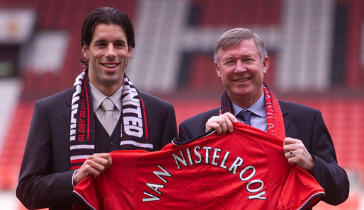 2001 zog es den Mittelstürmer (l.) zu Manchester United in die Premier League. Unter der Regie von Sir Alex Ferguson wurde aus van Nistelrooy ein Weltstar...