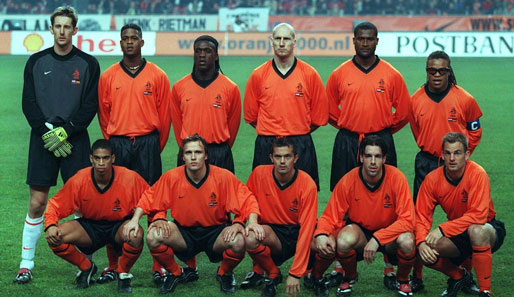 Sein erstes Länderspiel für die Niederlande bestritt Ruud van Nistelrooy (2.v.r.u.) 1998. Gegner damals war die deutsche Nationalmannschaft