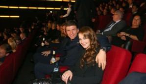 Und nahm neben seiner Freundin und Miroslav Klose Platz