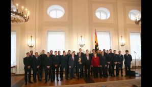 Vor der Veranstaltung schossen die Fotografen ein Gruppenbild der Nationalmannschaft mit Joachim Gauck, Angela Merkel und Thomas de Maiziere