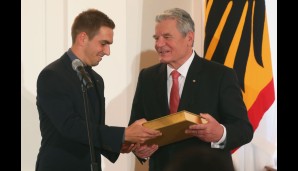 Nach seiner Rede überreichte Philipp Lahm dem Bundespräsidenten ein Geschenk der Mannschaft