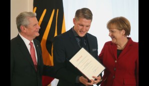 Joachim Gauck und Angela Merkel überreichten Bastian Schweinsteiger seine Urkunde