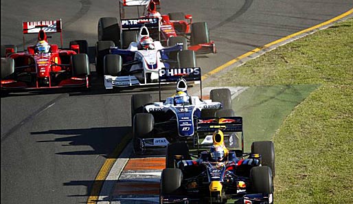 Australien: Vettel hat Nico Rosberg, Robert Kubica und Kimi Räikkönen im Nacken und hoppelt bereits in der ersten Kurve über den Rasen
