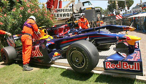 Die Hinterreifen blockieren und Vettel fliegt aus der Kurve. Zwei Red Bull auf dem Auto-Friedhof. Die Autos von Vettel und Buemi nach ihren Unfällen