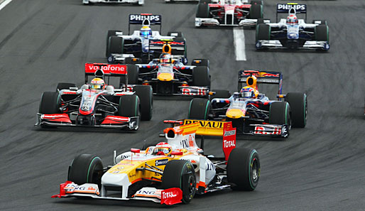 Ungarn: Schon am Start geht Lewis Hamilton an Vettel vorbei. Der wiederum gerät mit Kimi Räikkönen aneinander und fällt später aus