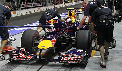 Singapur: Vettel ist in der Boxengasse 1,4 km/h zu schnell. Nach Durchfahrtsstrafe und einem Abflug von der Strecke rettet er sich auf dem vierten Platz ins Ziel