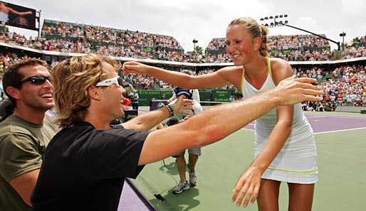 In Key Biscayne gelang ihr der Turniersieg. Gemeinsam mit ihrem damaligen Coach Antonio van Grichen jubelt sie über den bisher einzigen Sieg gegen Serena Williams