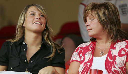 Coleen McLoughlin (links) als Zuschauerin bei der WM 2006 in Deutschland. Am 12. Juni 2008 heiratete Coleen ihren Wayne nach 6 Jahren Beziehung