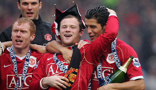 Paul Scholes, Wayne Rooney und Cristiano Ronaldo feiern den Gewinn der Meisterschaft in der Saison 2006/2007
