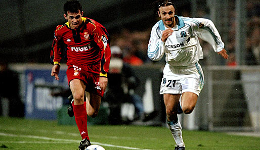 Willy Sagnol begann seine Karriere bei St. Etienne und wechselte 1997 zum AS Monaco. Hier 1998 im Laufduell mit Marseilles Christophe Dugarry
