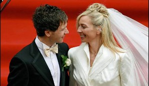 Biathlon-Superstar Ole Einar Bjoerndalen heiratete am 27. Mai 2006 die ehemalige Biathletin Nathalie Santer. Sie leben in Nathalies Heimat Toblach in Südtirol