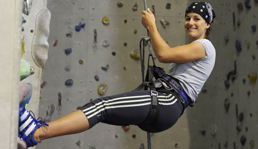 Kathrin Hölzl hängt in den Seilen im Sommer-Trainingslager der Ski-Alpin-Damen in Ottobeuren