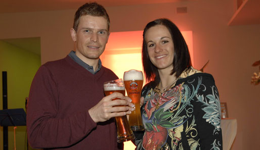 Ein Prost auf ein erfolgreiches Jahr 2009: Riesenslalom-Weltmeisterin Kathrin Hölzl (r.) und Tobias Angerer, der zwei Mal Silber und ein Mal Bronze bei der WM in Liberec gewann