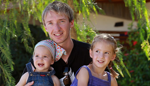 Skispringer Michael Uhrmann genießt die freie Zeit mit seinen süßen Töchtern Emily (l.) und Leni