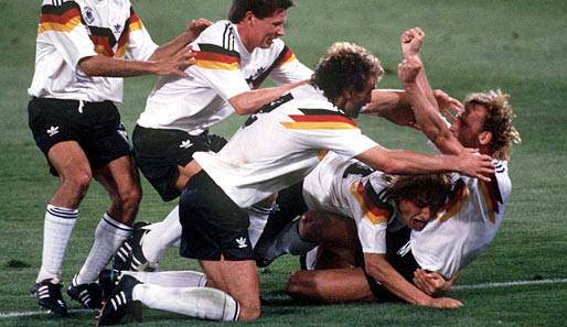 Ein Knäuel von deutschen Spielern bejubelt den Treffer zum 1:0. Brehme: "Danach war Argentinien kaum mehr am Ball. Wir hätten schon ein Eigentor schießen müssen!"