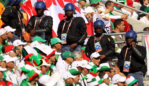 Die algerischen Fans wurden von einem großen Polizeiaufgebot bewacht