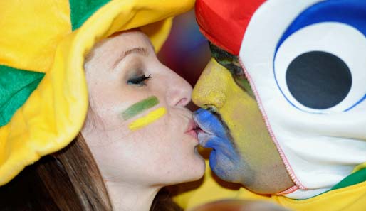 BRASILIEN - NORDKOREA: Ein Küsschen für den Rekordweltmeister. Brasiliens Fans machten auf der Tribüne eine gute Figur