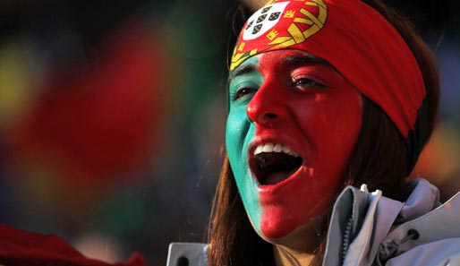 ELFENBEINKÜSTE - PORTUGAL: Diese junge Dame macht keinen Hehl daraus, dass sie Portugal die Daumen drückt