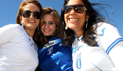Auf der Gegenseite: Drei junge Damen aus Honduras - vor dem Spiel noch in bester Laune