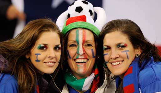 ITALIEN - PARAGUAY: Die Italiener hatten wieder eine hübsche Anhängerschaft dabei. Das Spiel passte nicht ganz dazu