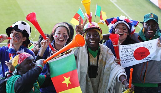 JAPAN - KAMERUN: So stellt man sich die WM vor. Japaner und Kameruner feiern gemeinsam