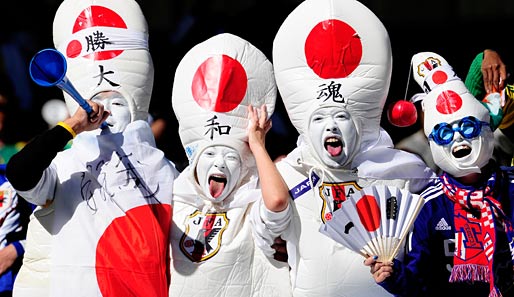 Japans Fans sind nicht zu übersehen: Ganz in weiß - mit einem roten Punkt