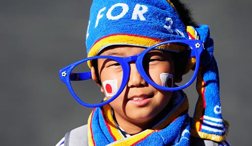 Dieser junge Japaner hat sich bestens vorbereitet. Großer Brille heißt guter Durchblick