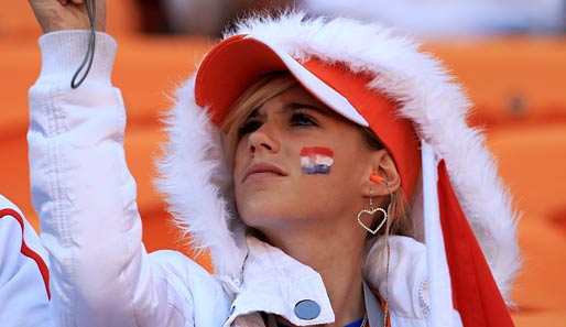 NIEDERLANDE - DÄNEMARK: Das Herz dieser jungen Dame schlägt offensichtlich für die Holländer