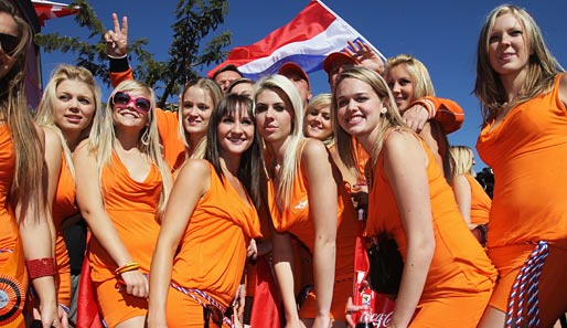 Die Niederländer haben jede Menge Anhänger in Südafrika. Dresscode bei den Mädels: Das kurze Orange