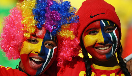 Diese zwei weiblichen Fans machten auf spanisch-südafrikanische Völkerverständigung