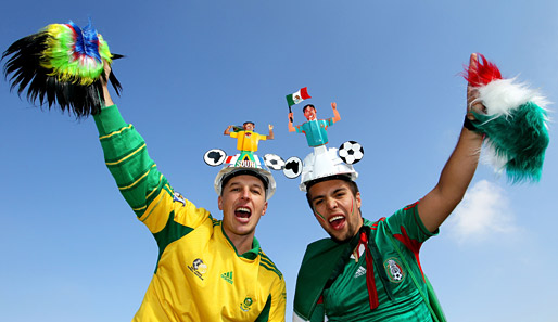 SÜDAFRIKA - MEXIKO: Die Fans beider Lager freuten sich schon vor dem Anpfiff auf das Spiel - und das Wetter spielt auch mit