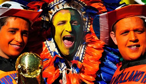 Die beiden Oranje-Fans links und rechts hatten wohl mehr zu lachen als der Brasilien-Anhänger in der Mitte. Optimistisch: Den WM-Pokal haben sie auch gleich mal eingepackt