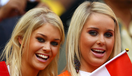 NIEDERLANDE - BRASILIEN: "The Simple Life of South Africa"? Beim Anblick dieser Oranje- Damen denkt man unweigerlich an die Berufs-Blondinen Paris Hilton und Nicole Richie
