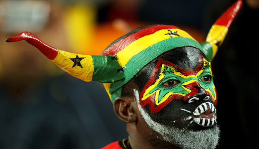URUGUAY - GHANA: Wie gehabt sind die ghanaischen Fans äußerst farbenfroh unterwegs - dieser Exot hat seine Hörner ganz clever mit kleinen Haarspangen befestigt
