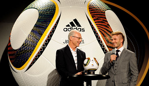 Jabulani, der WM-Ball 2010, in Begleitung von Lichtgestalt Beckenbauer und Frisur-Ikone Beckham