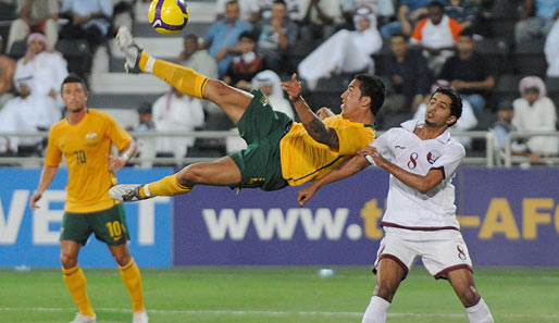 Tim Cahill liegt in der Luft. AUSTRALIEN gehört fußballerisch zu Asien und schaffte zum 3. Mal die Qualifikation für eine WM