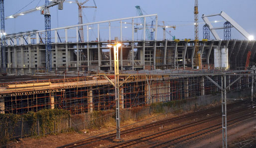 Juli 2008: Der Neubau des Moses Mabhida Stadions in Durban wird mit einer Kapazität von 70.000 Sitzplätzen das zweitgrößte Stadion der WM. Ein Halbfinale wird hier ausgetragen
