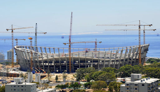 März 2009: Das Green Point Stadion im Kapstadt besticht durch seine herrliche Lage direkt am Atlantik. Seine Wellenform erhält eine spezielle Dachkonstruktion aus Glas