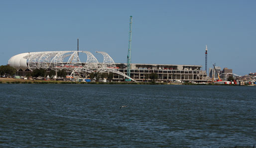 Januar 2008: Das Nelson Mandela Bay Stadion in Port Elizabeth mit seiner außergewöhnlichen Dachkonstruktion. 43.000 Zuschauer haben hier später Platz