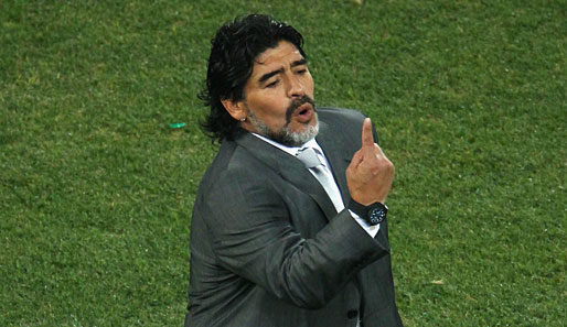 Diego Armando Maradona fiebert von Beginn an mit seinem Team mit und zeigt vollen Körpereinsatz