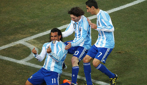 Nach 25 Minuten kann die Albiceleste zum ersten Mal jubeln. Carlos Tevez trifft nach Pass von Messi per Kopf, stand dabei aber mehr als deutlich im Abseits