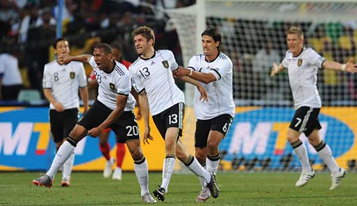 Der historische Sieg ist perfekt. Noch nie zuvor gewann eine deutsche Mannschaft mit drei Toren Unterschied gegen die Engländer