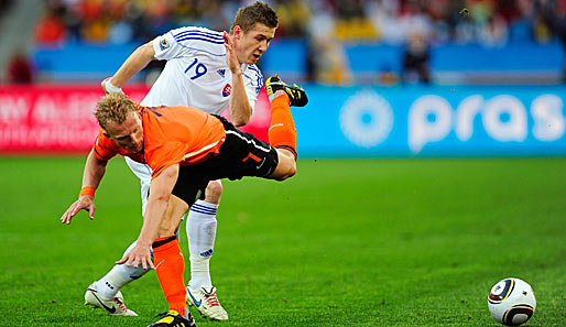 Niederlande - Slowakei 2:1: Dirk Kuyt beweist im Duell mit Juraj Kucka (hinten) eine gute Balance