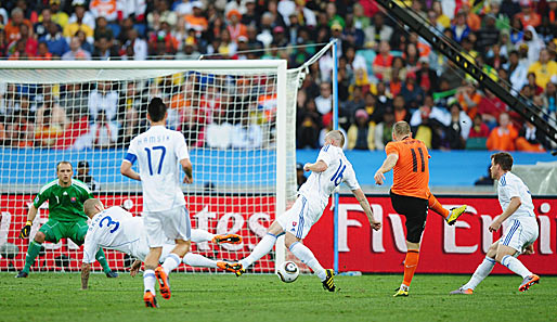 Das 1:0 für Holland: Arjen Robben bekommt den Ball auf links, zieht in die Mitte und schließt trocken mit dem linken Fuß ab