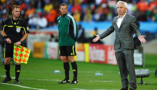 Bondscoach Bert van Marwijk scheint trotz der 1:0-Halbzeitführung nicht gänzlich glücklich zu sein