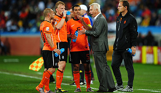 Bert van Marwijk während einer kurzen Pause im Zwiegesprächg mit seinen Spielern Wesley Sneijder, Dirk Kuyt und Giovanni van Bronckhorst (v.l.n.r.)