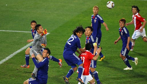 Japans Keeper Kawashima macht auch nicht vor seinen Teamkollegen Halt